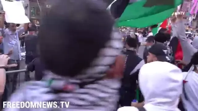 Chaos In Times Square as Fights Break Out Between Pro-Palestine and Pro-Israel Protesters_#36